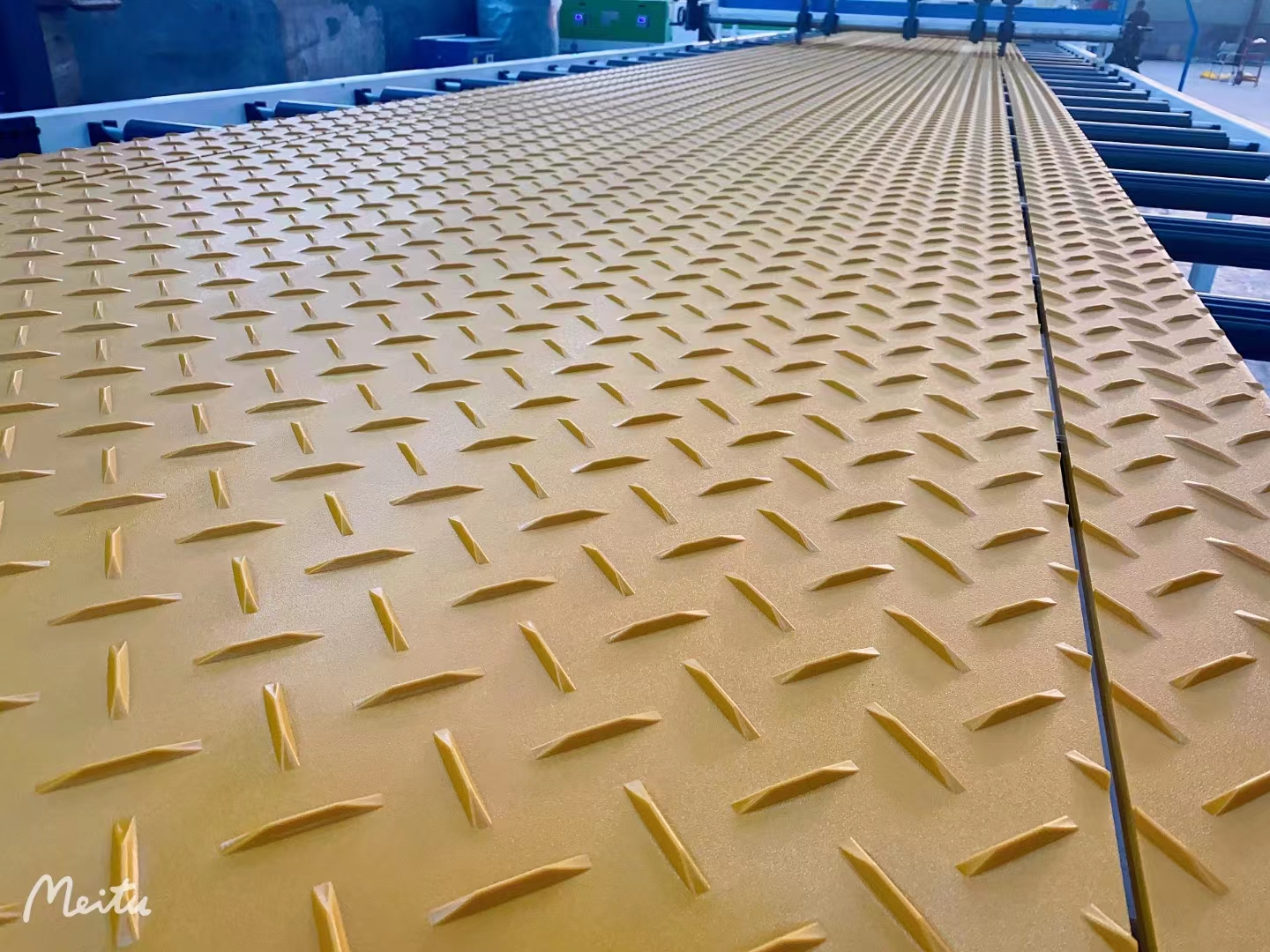 Temporary movable paving board on construction site, HDPE wear-resistant and high load-bearing plastic base plate, patterned plate, polyethylene road base plate