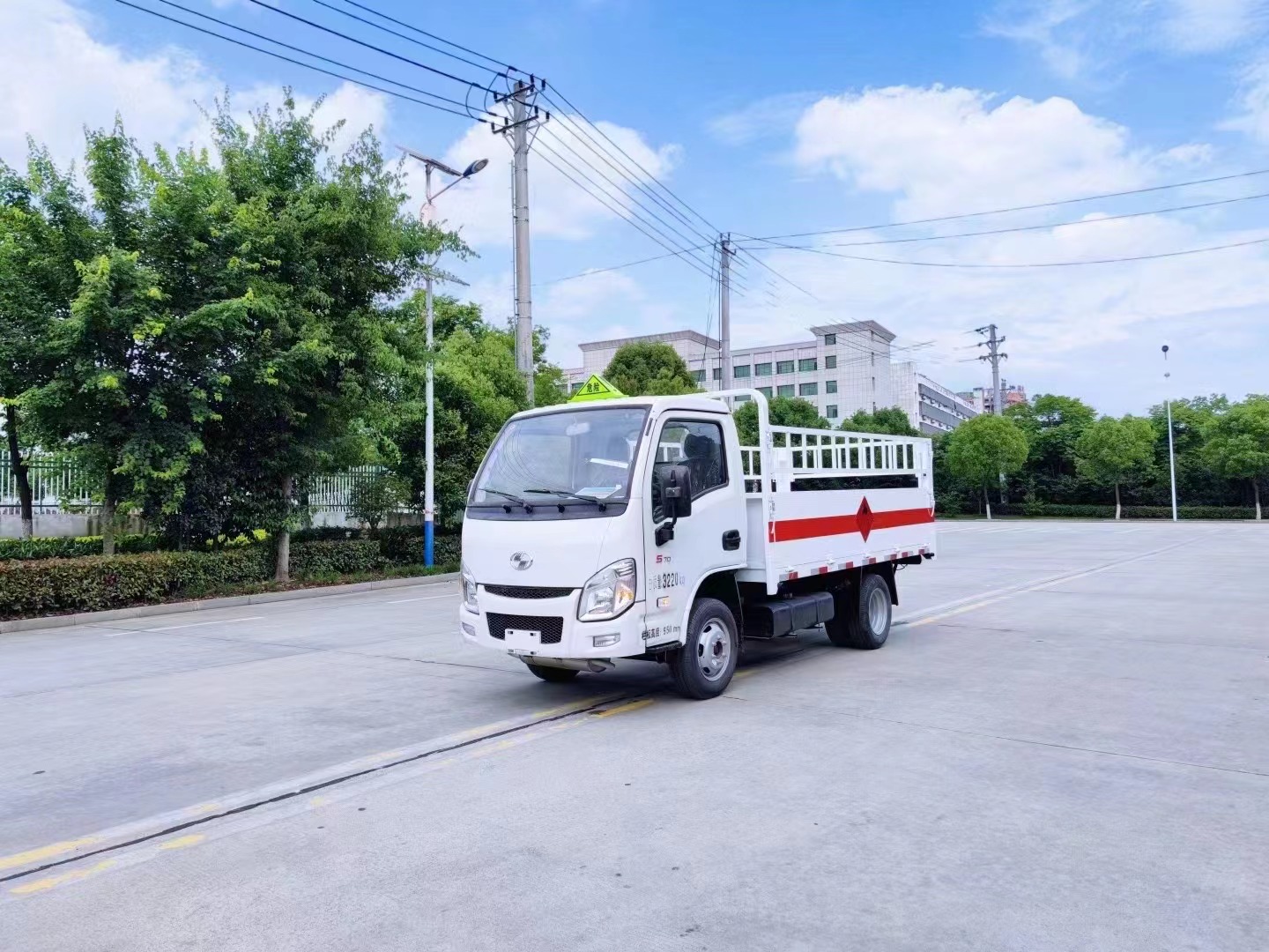 Yuejin Blue brand gas cylinder transport vehicle dangerous goods van oxygen liquefied gas Industrial gas distribution vehicle