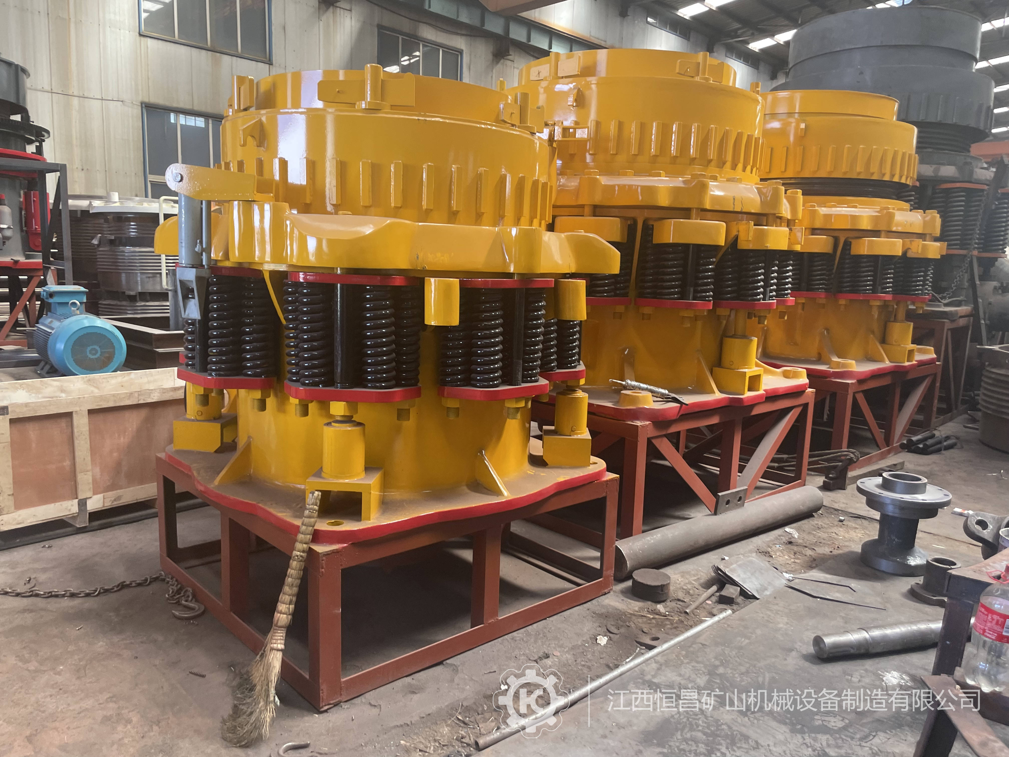 Chromium ore crushing equipment PYD1200 multi cylinder cone crushing machine with a production capacity of 80 tons in the stone plant