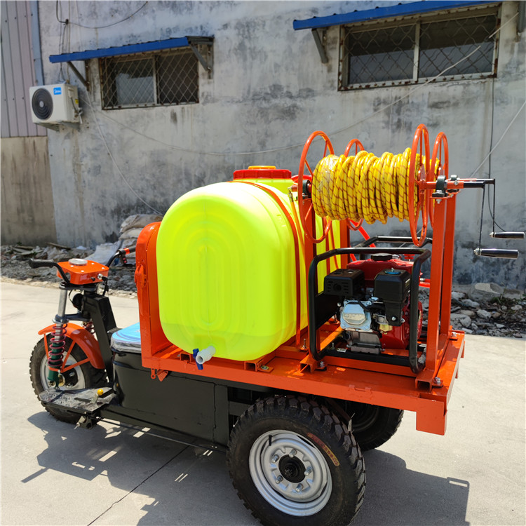 Orchard pesticide sprayer in the morning three wheeled rear air driven pesticide sprayer atomizes diesel spray