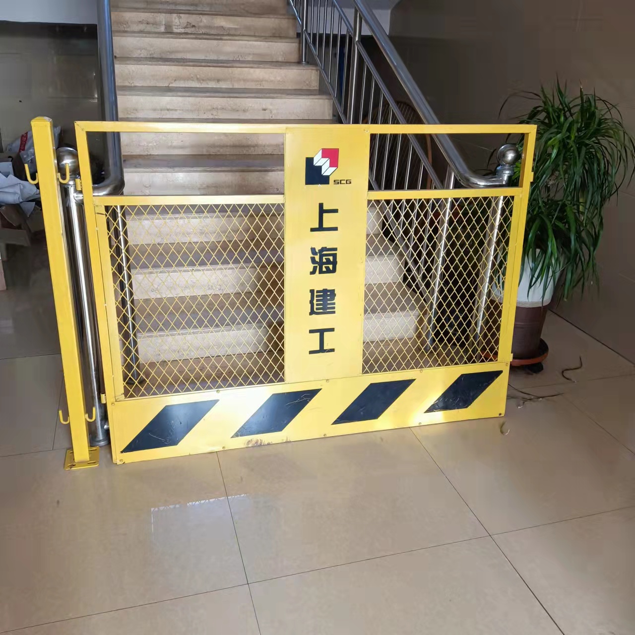 Deep foundation pit excavation protective railing enclosure subway foundation pit guardrail wellhead edge protection warning safety fence network