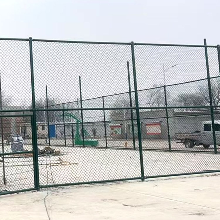 篮球场勾花网围栏 学校运动场地包塑钢丝围网 结构稳固 兴旭