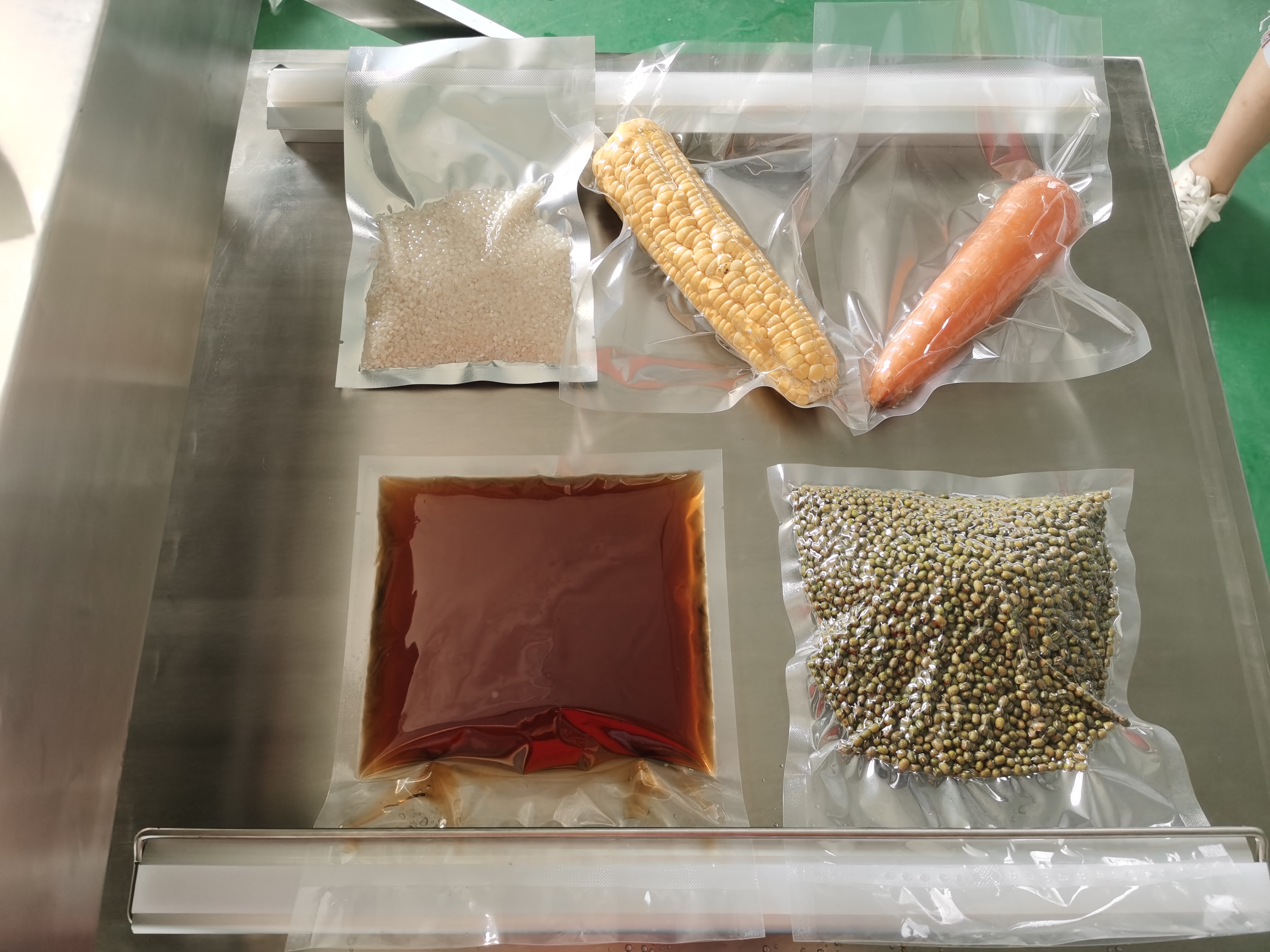 The double chamber Vacuum packing machine with high efficiency of alternate use of double stations is suitable for factory assembly line operation