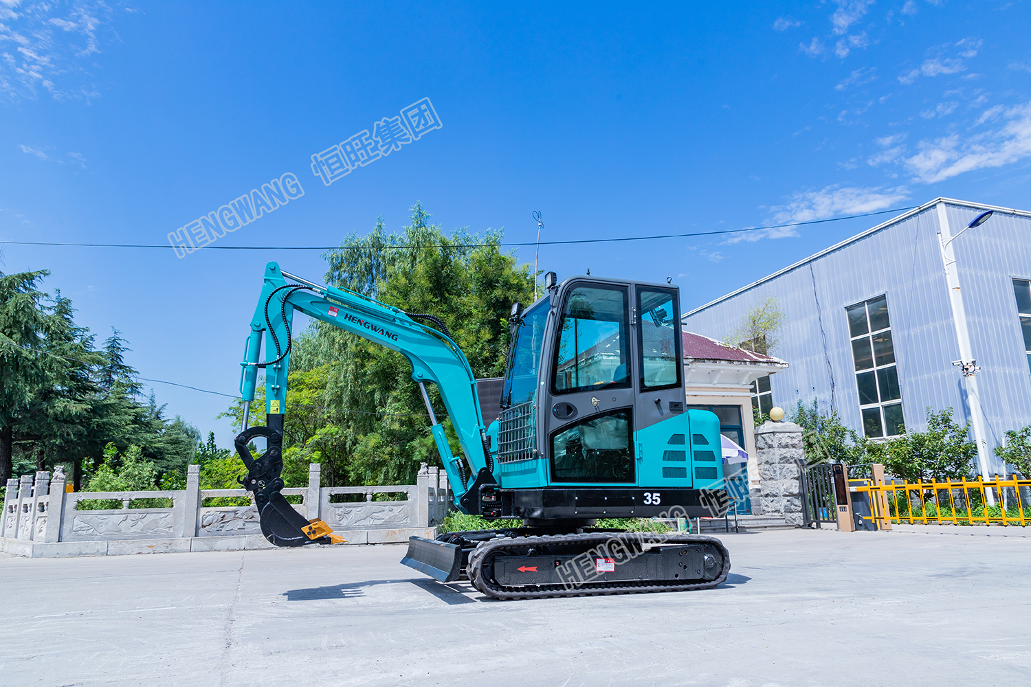 Small excavator used in breeding farms for agricultural orchard greenhouse engineering, multifunctional excavator for digging pipeline trenches and breaking