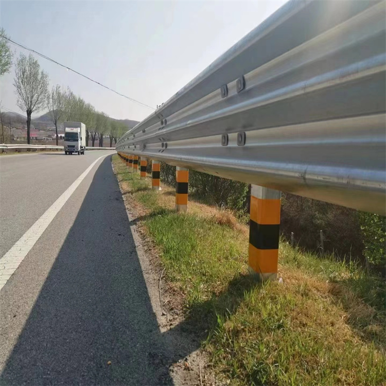 高速公路防撞波形护栏板热镀锌梁钢护栏打桩机安装隔离栏杆