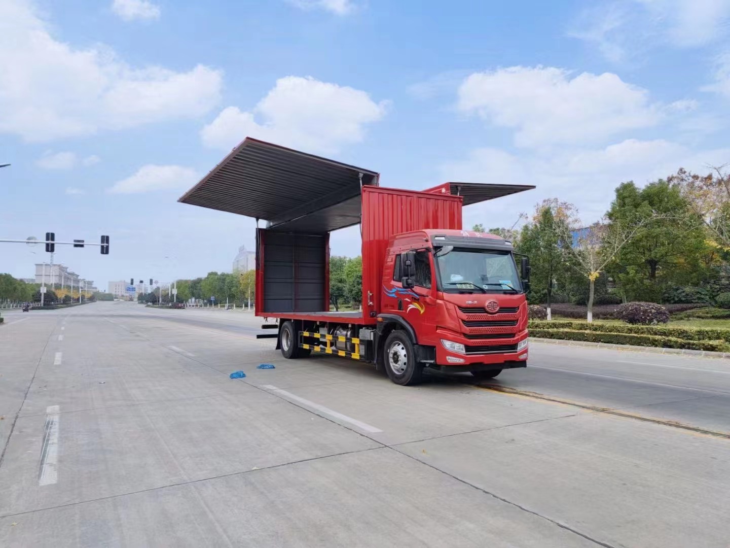 Skeleton Flying Wing Dangerous Goods Box Type Semi trailer Dangerous Chemicals Transport Vehicle Source Manufacturer Supports Carriage Customization