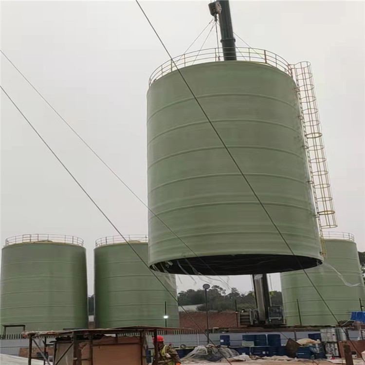 Fiberglass horizontal storage tanks have excellent processability and can transport various media