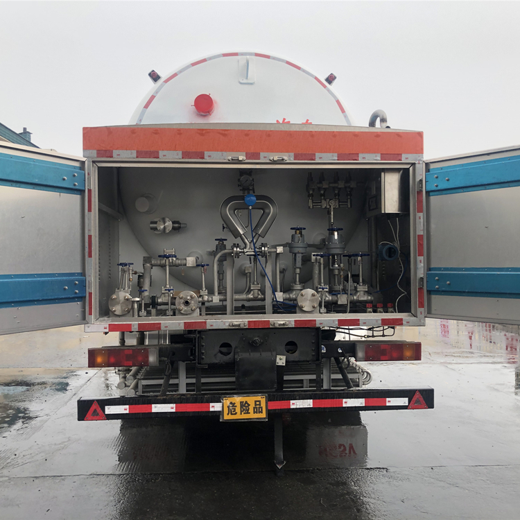 15 cubic LNG transport vehicle for road rescue and flow to the towing head refueling vehicle