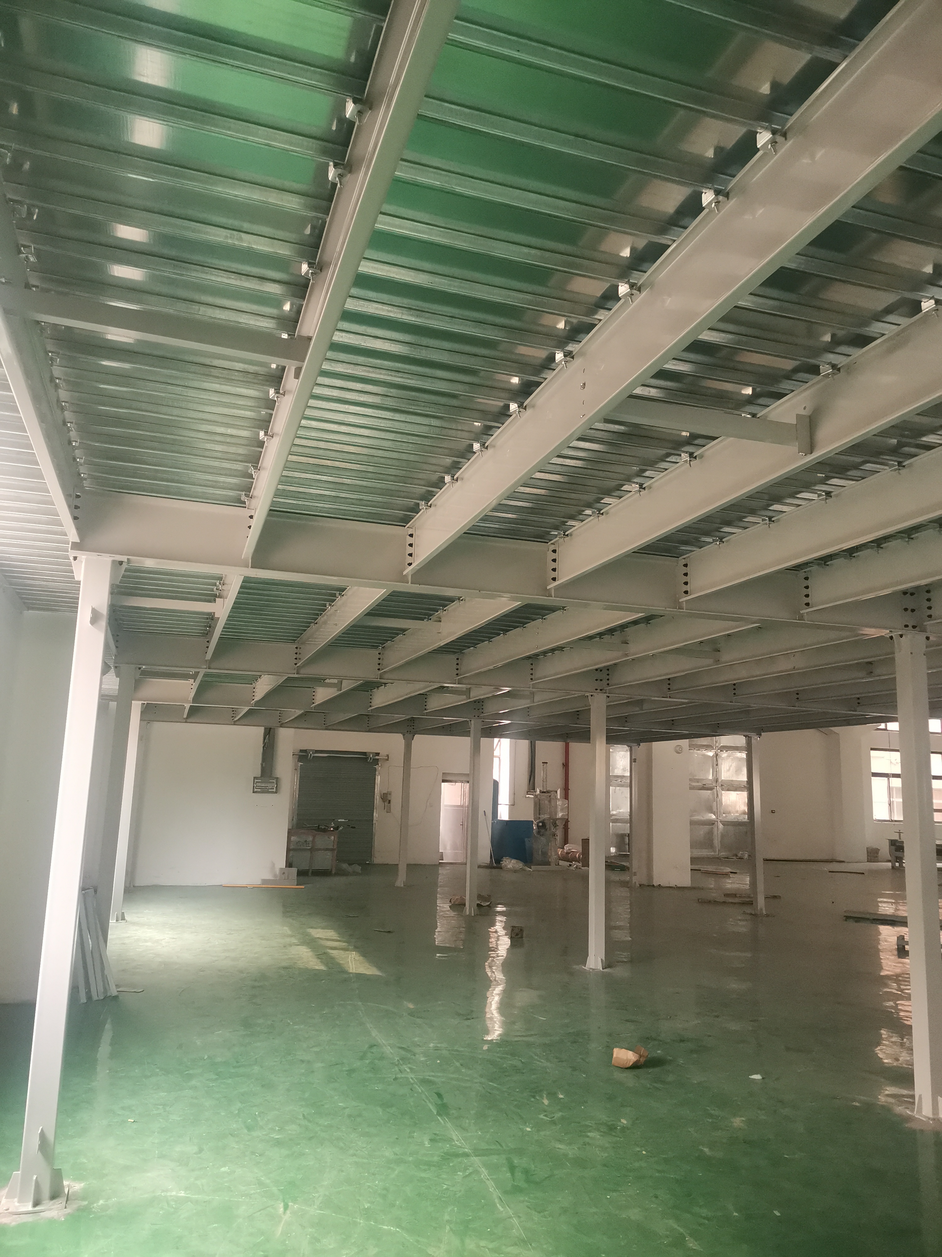 Dongrun Warehouse bears good pressure resistance, factory warehouse uses heavy-duty shelves, and loft specifications are customized