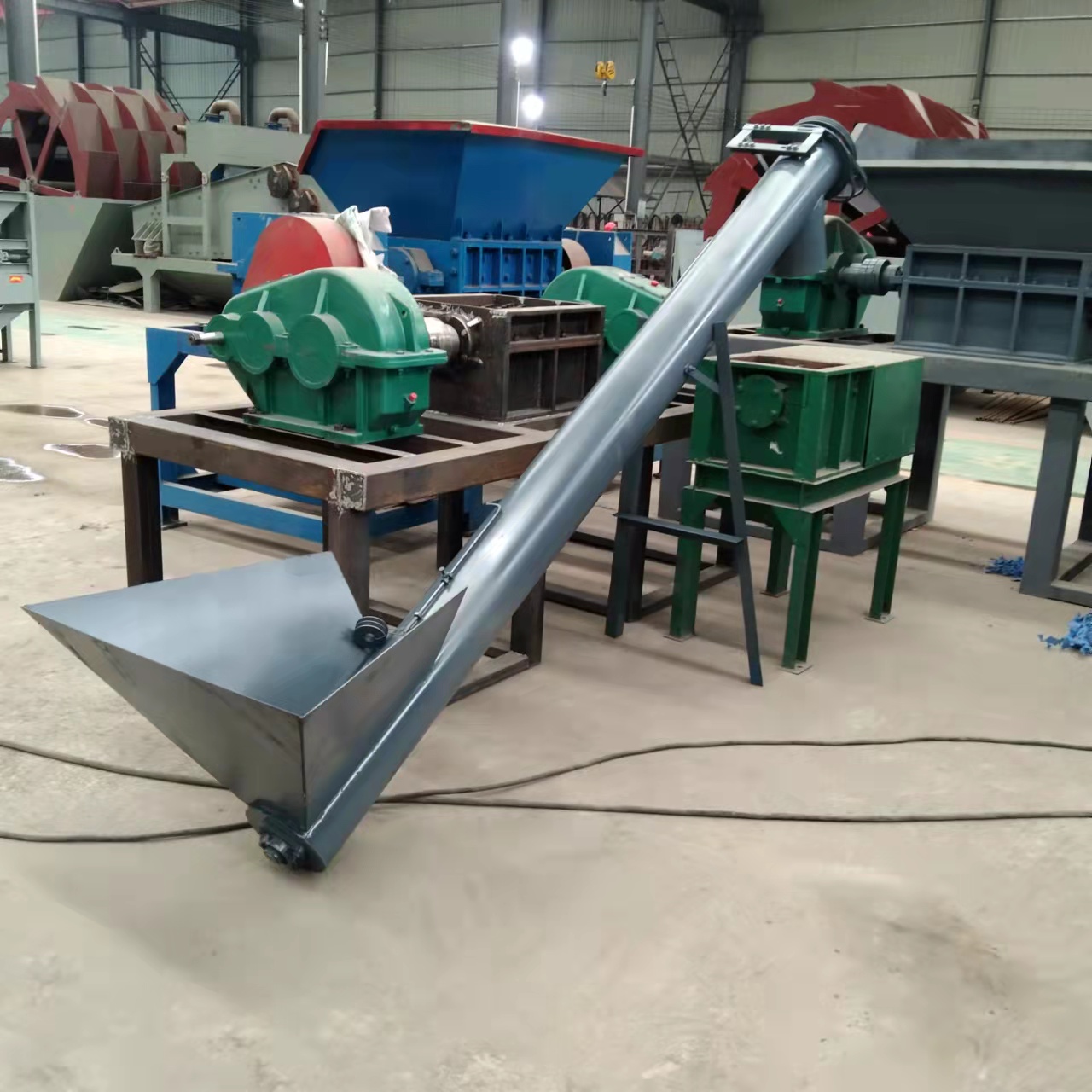 1000 type metal shredder with a capacity of 5 tons. Small plastic crushing equipment