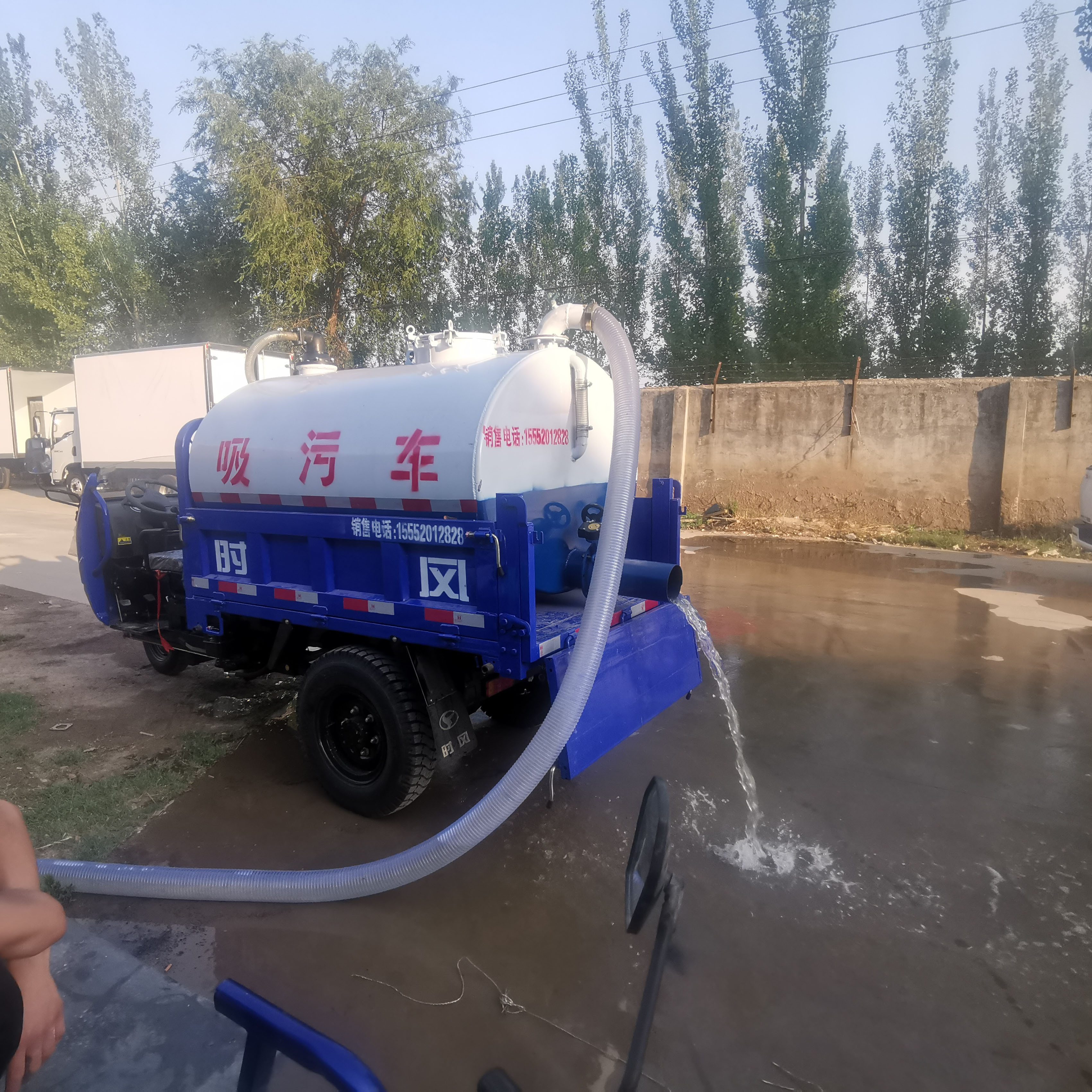 Diesel powered three wheeled suction truck for cleaning toilets in aquaculture farms Renovation of small suction trucks for self suction and self discharge of feces