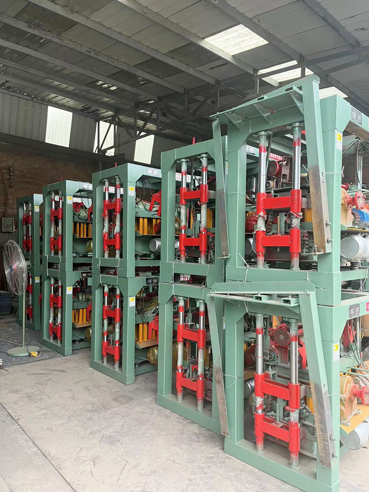 New type of lawn production brick machine equipment, permeable color brick machine, cement non firing brick making machine, fully automatic brick pressing machine