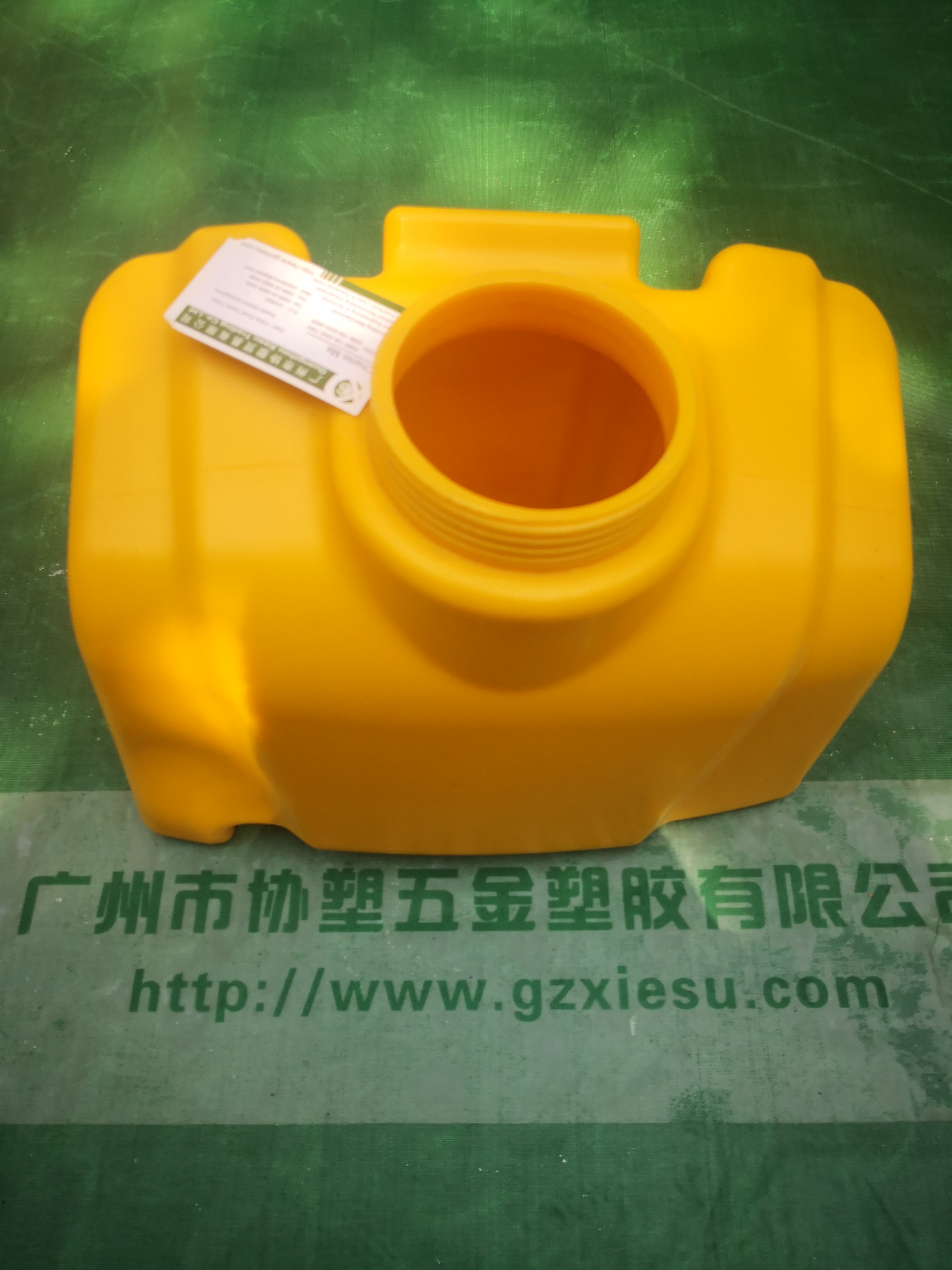 Plastic diesel tank with seamless rolling plastic structure, simple maintenance, impact resistance, corrosion resistance, and sun resistance