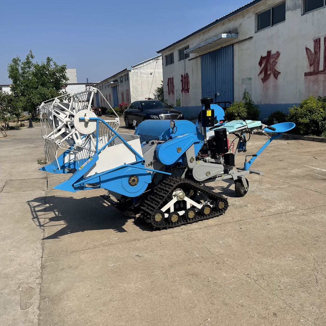 Handheld type wheat harvester, track type small household rice and wheat combine harvester, dual use for water and drought