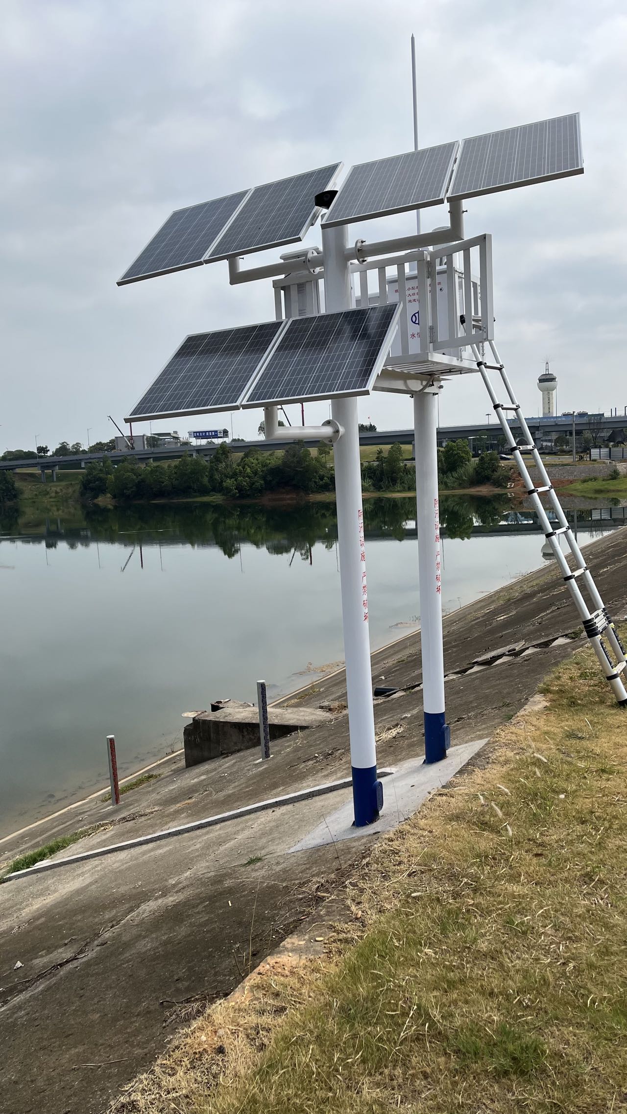 Water level measurement of Hehu Reservoir with bubble type water level gauge, self-developed, precise, stable, and long service life