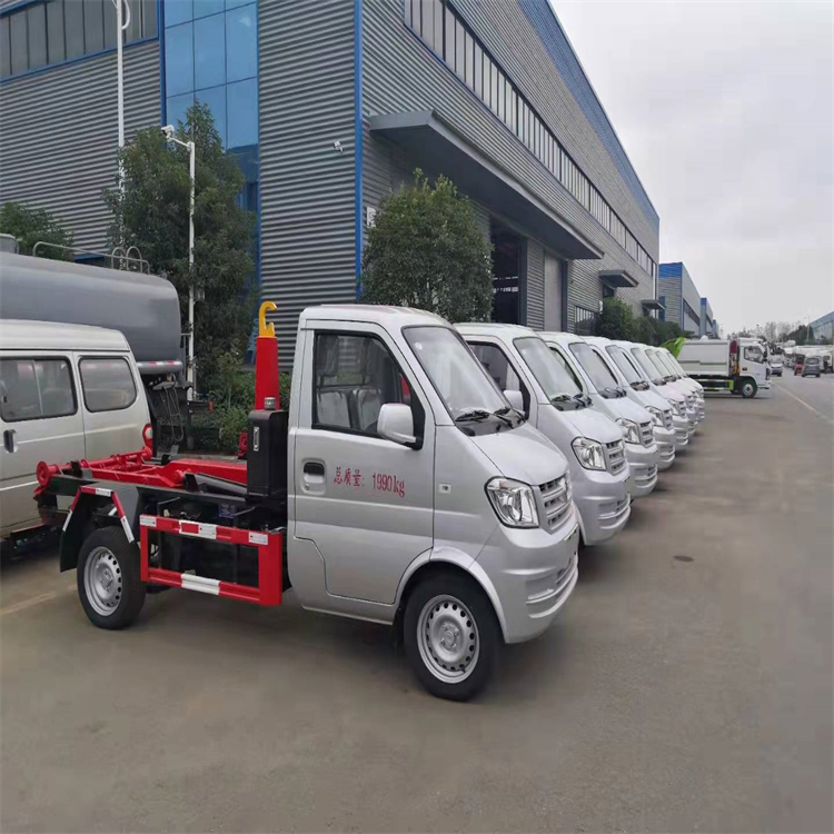 Futian Xiangling 3-way carriage detachable garbage truck with blue plate can enter the underground warehouse and operate flexibly with multiple containers per vehicle