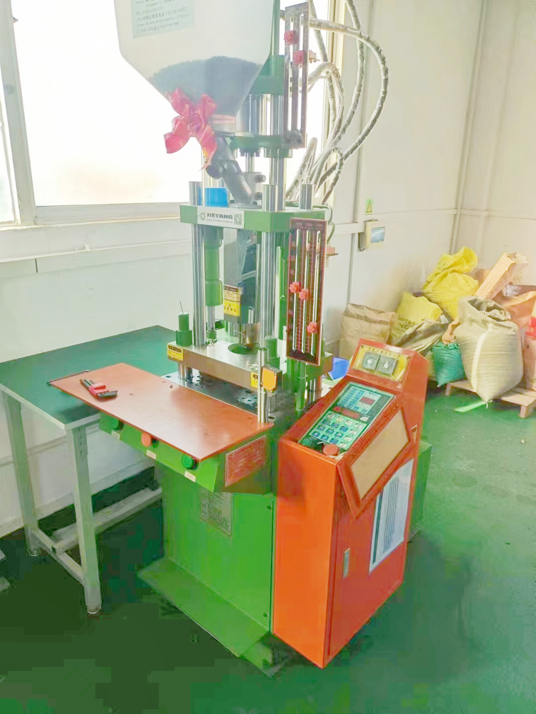 Sale of second-hand 90% new rapid mold closing praise 2.0 data wire vertical injection molding machine