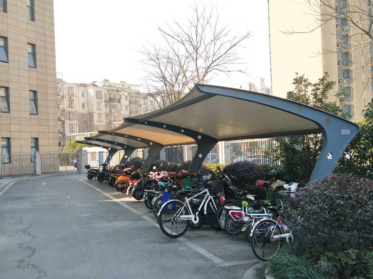 The Yanyu membrane structure parking shed has good impact resistance and is suitable for the entrance of residential areas. The parking lot equipment is beautiful and convenient to use