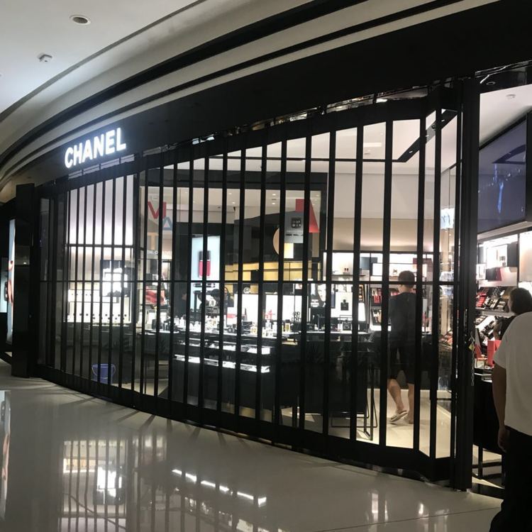 Crystal folding doors in shopping malls, aluminum alloy curved transparent sliding invisible doors