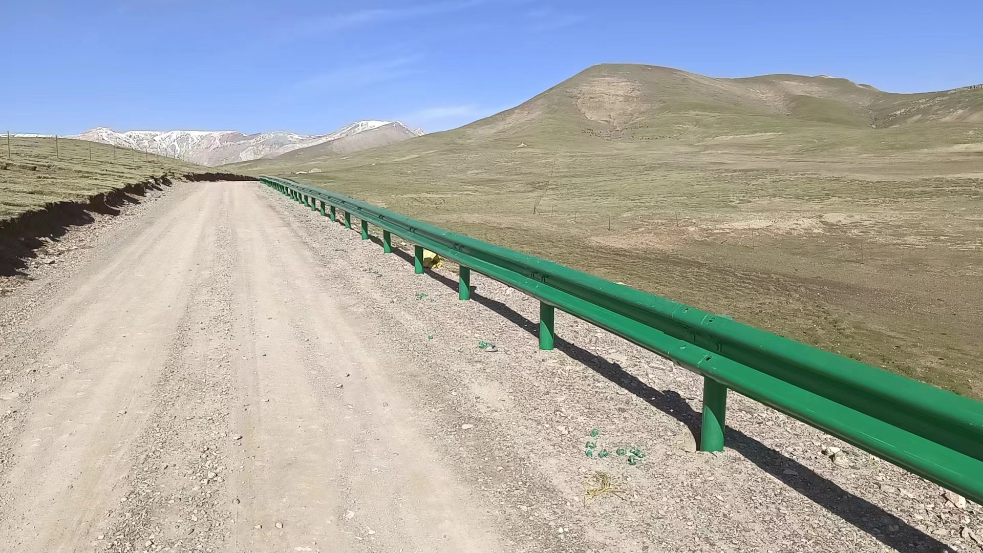 National and provincial roads, rural hot-dip galvanized corrugated beam guardrail board, two wave and three wave spray plastic anti-collision guardrail