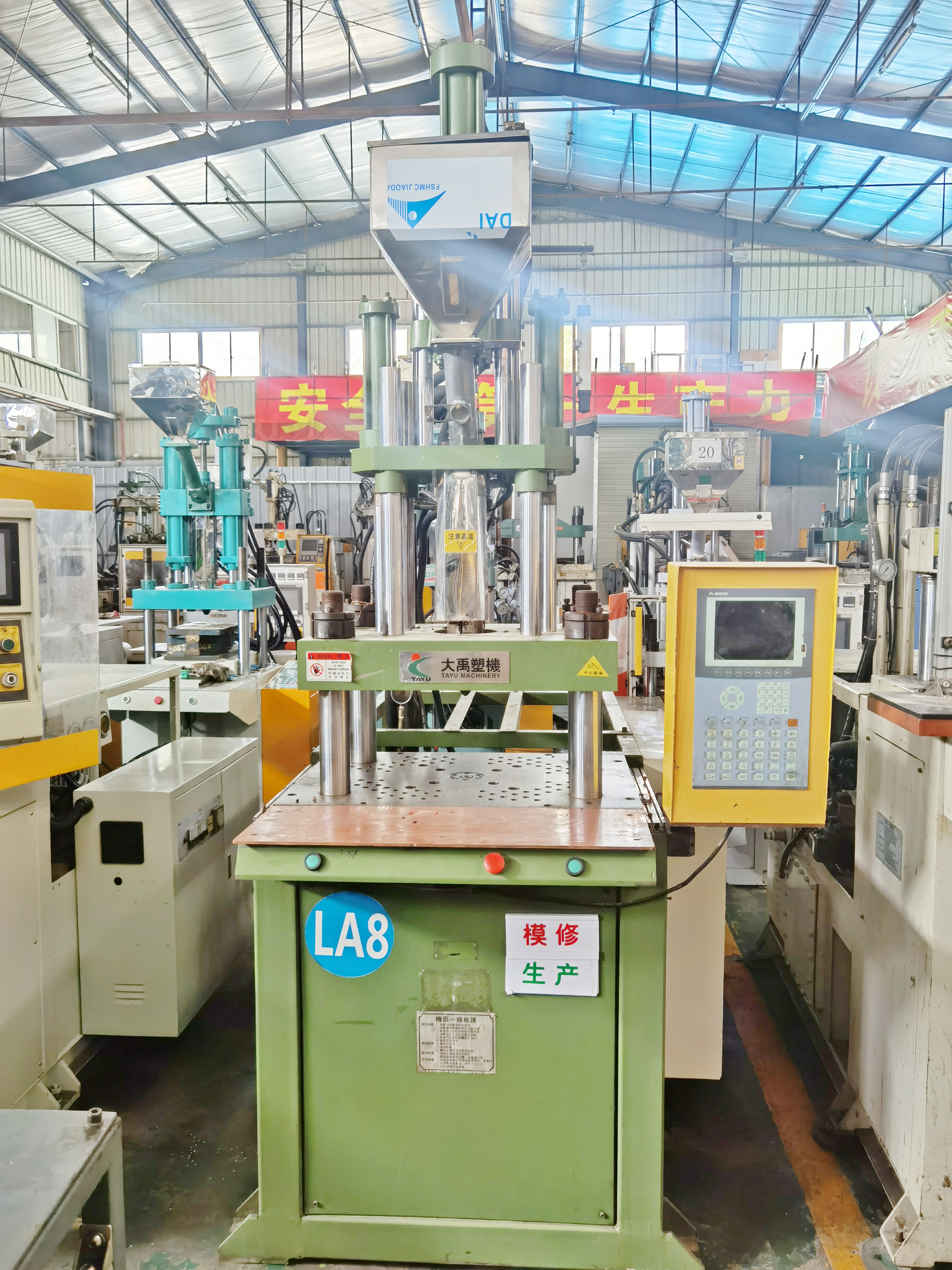 Supply of second-hand high-speed Dayu 55 vertical injection molding machines, specializing in injection molding machines for inserts