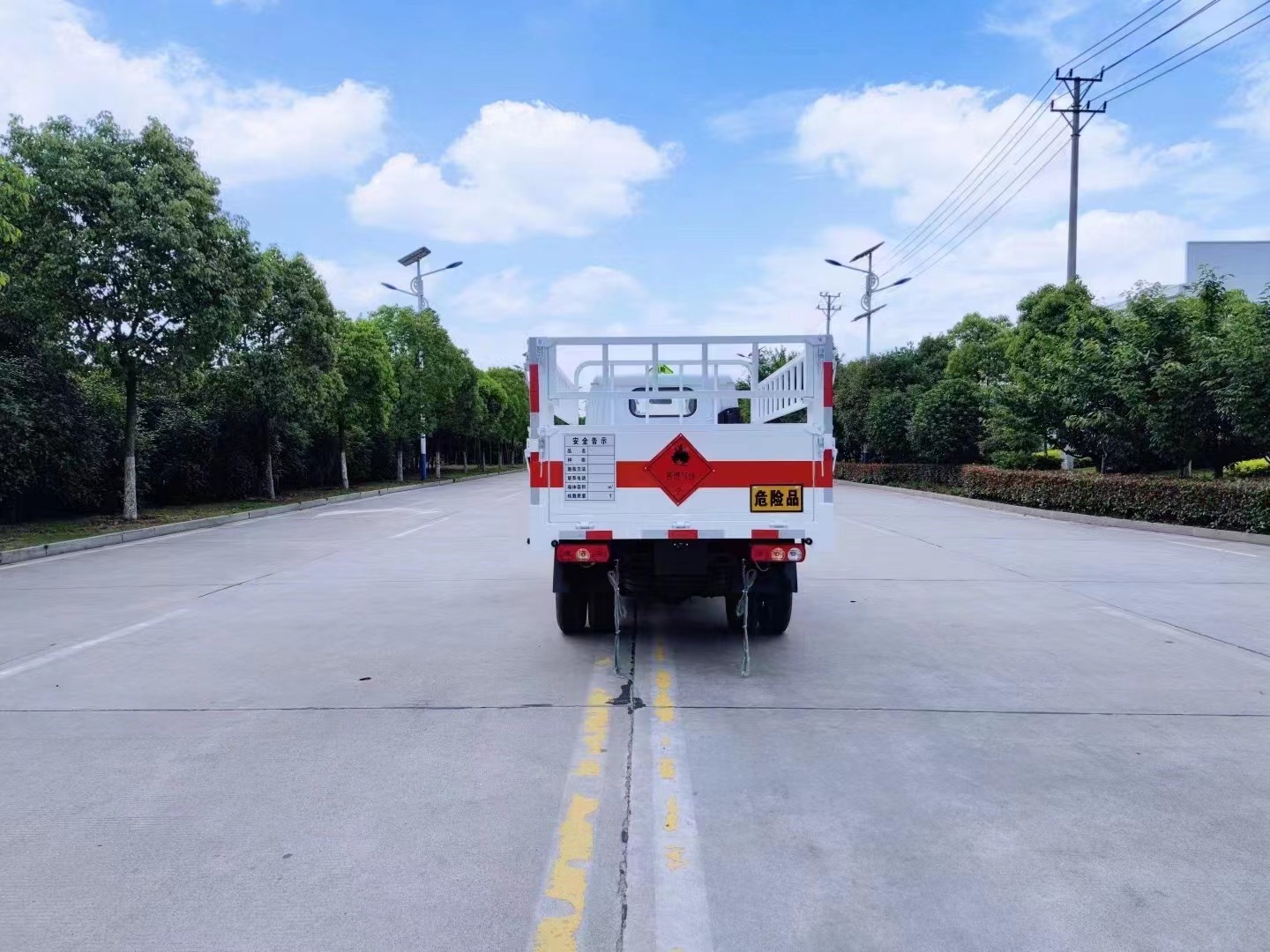 Yuejin Blue brand gas cylinder transport vehicle dangerous goods van oxygen liquefied gas Industrial gas distribution vehicle