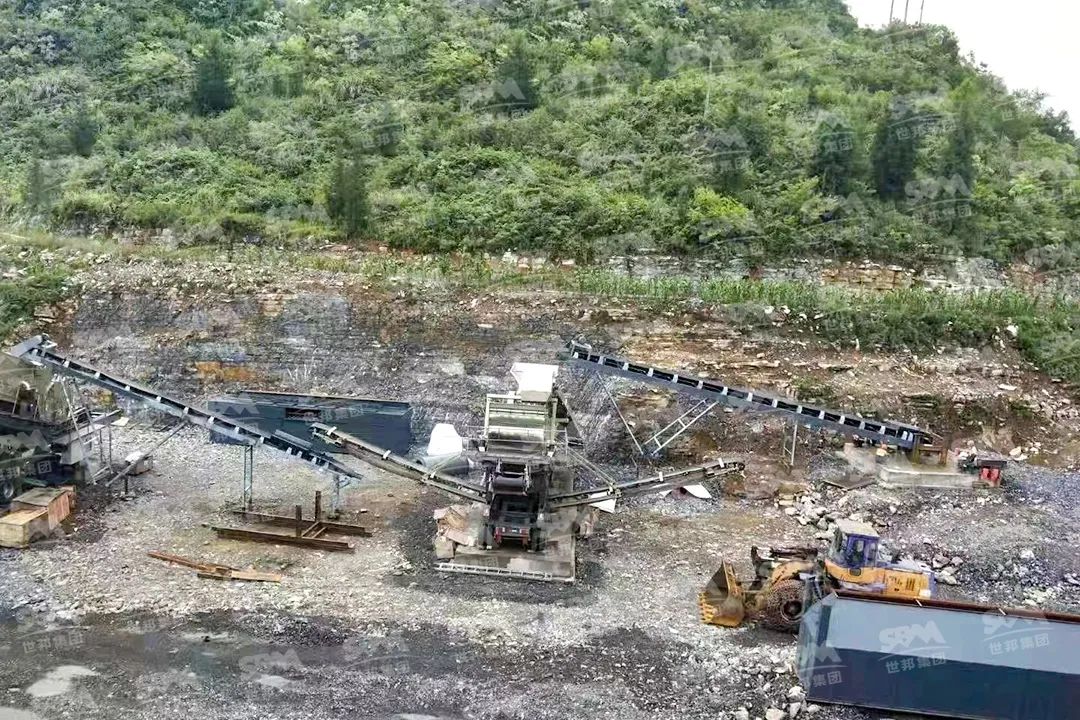 A complete set of mobile crushing stations for mining sites with a production line of 600000 tons/year copper ore, iron ore, rock crusher