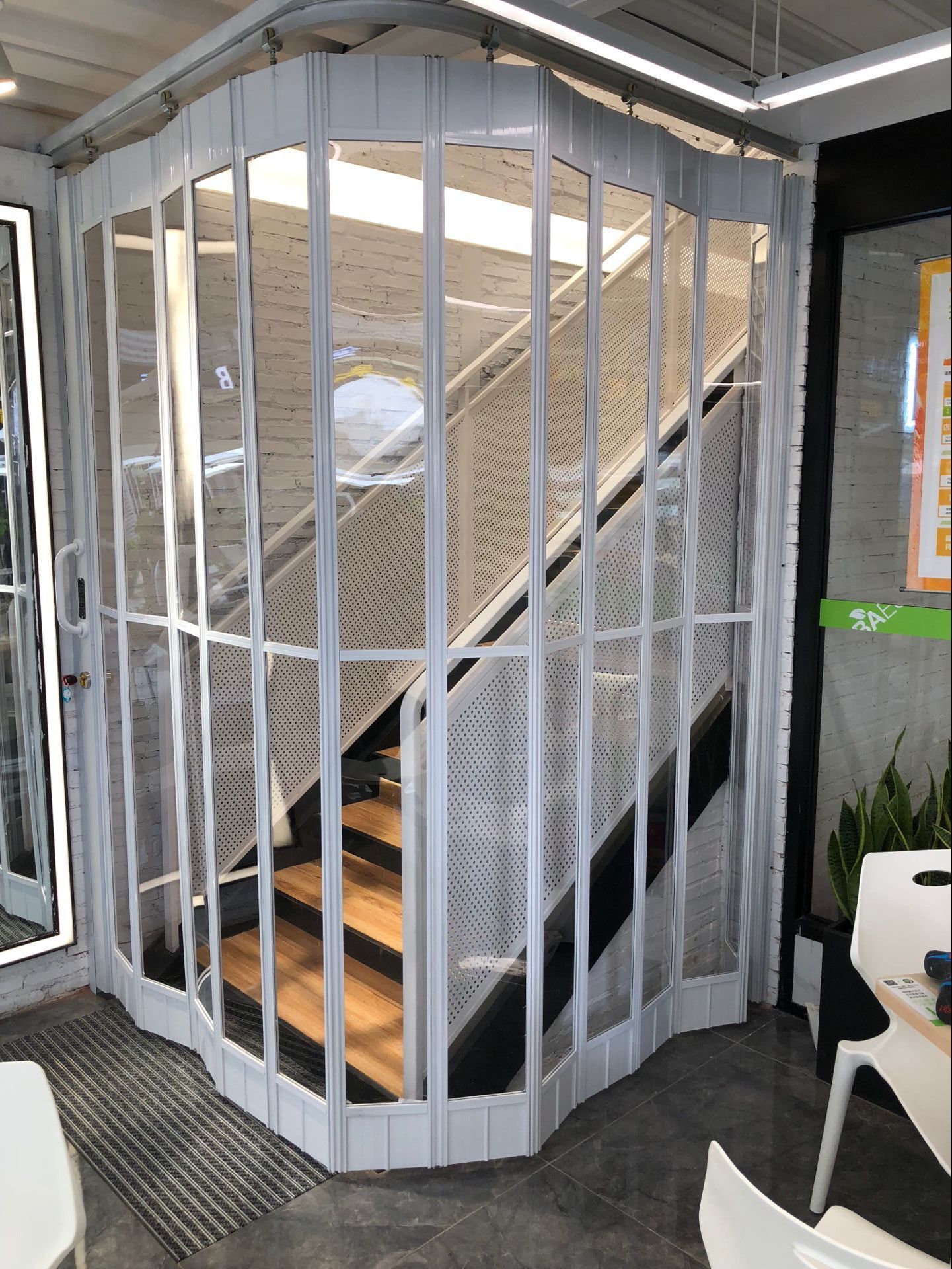 Customized production of transparent aluminum alloy folding doors in shopping malls, crystal curved sliding doors