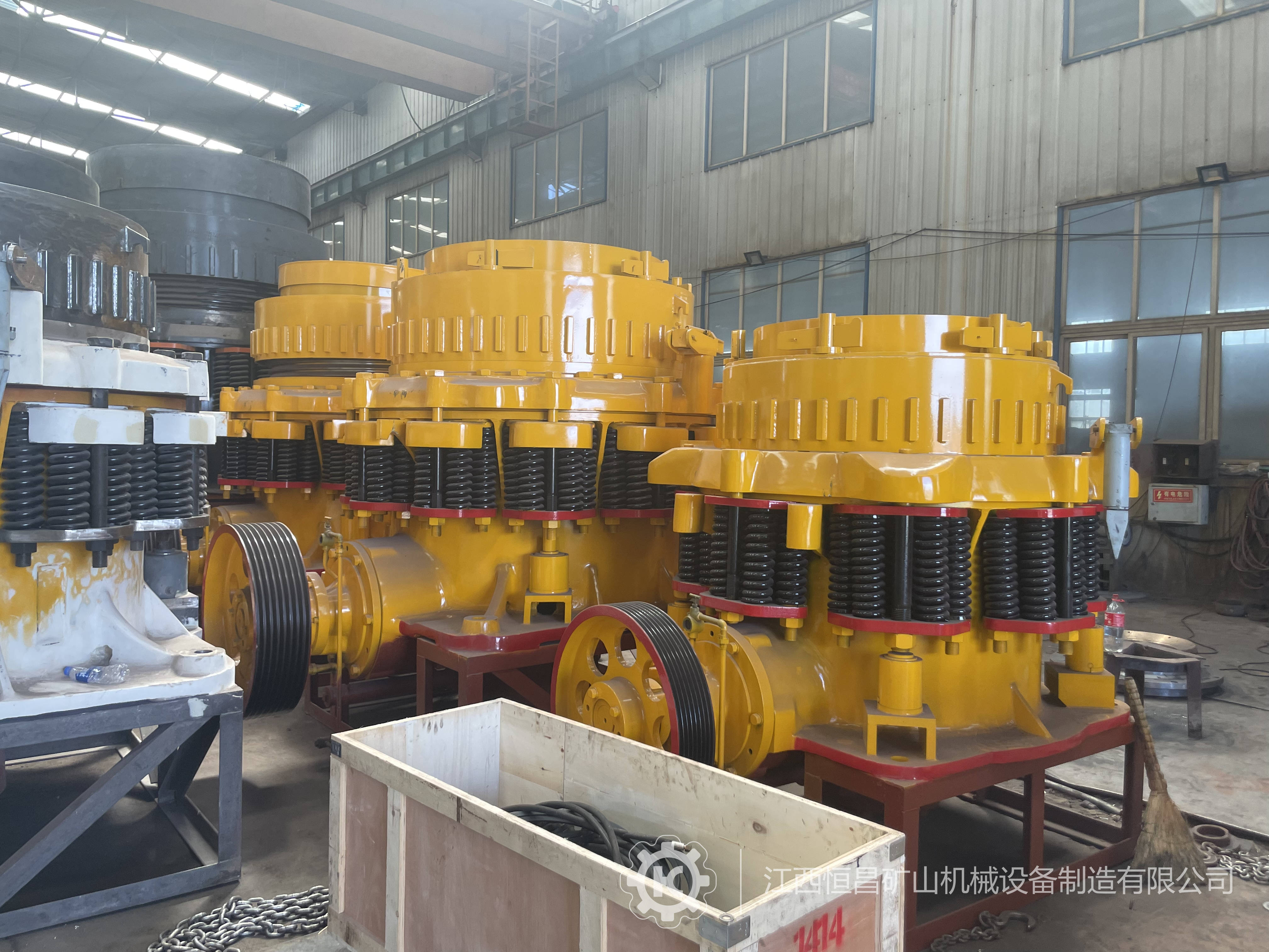 Tungsten ore crushing equipment HP300 multi cylinder cone crushing machine with a production capacity of 90 tons in the stone plant