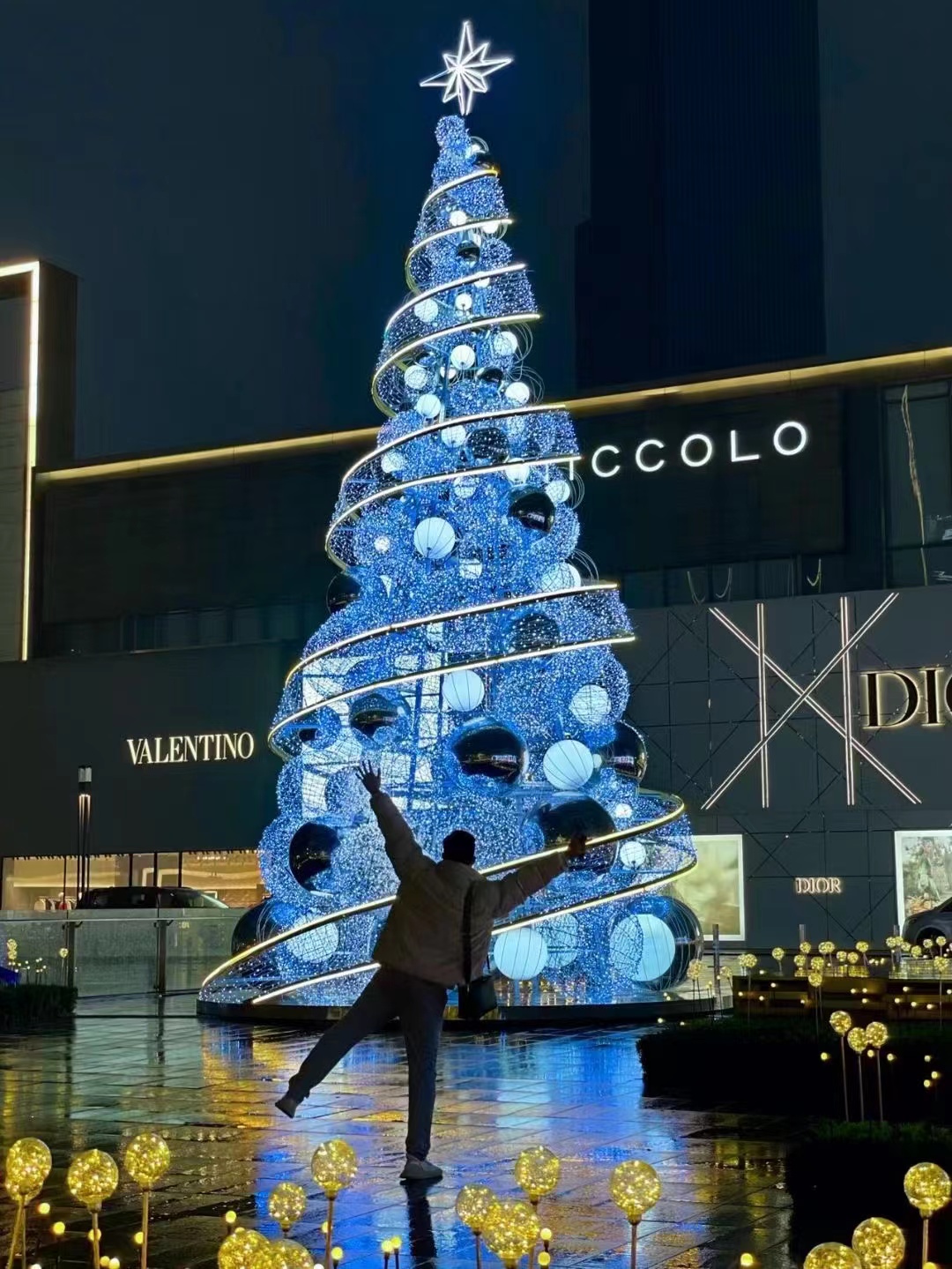 Large frame Christmas tree shopping mall, square display window, beautiful display, outdoor Christmas metal art, and customized design of luminescent trees