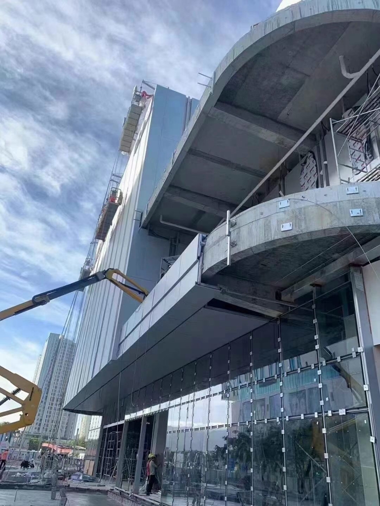 2.0 thick fluorocarbon profiled aluminum veneer at the front of the store. The exterior wall, eaves, and perforated aluminum panel curtain wall of the shopping mall