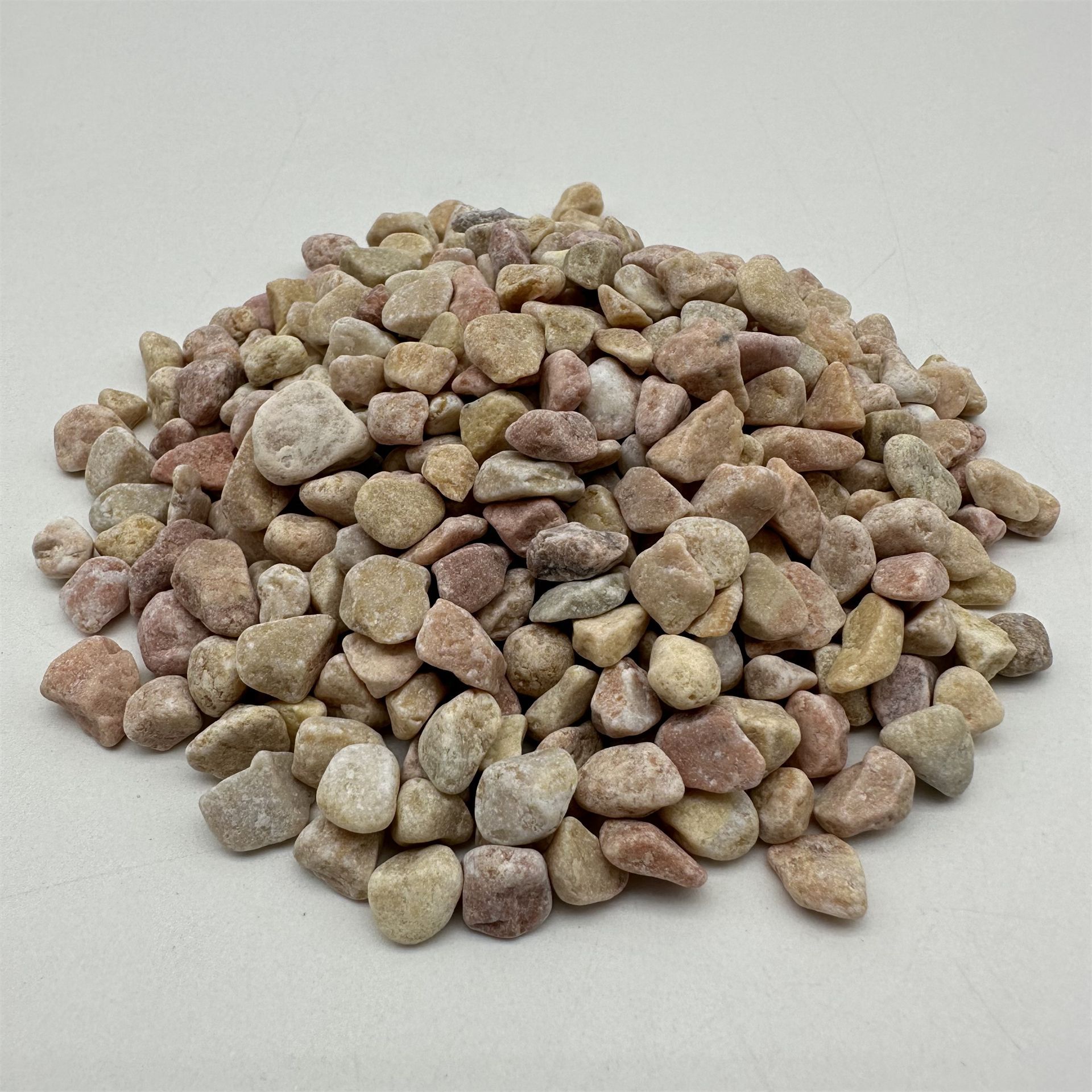 The manufacturer provides gold pebbles, polished pebbles, courtyard landscaping, fish tank bottom sand, potted plant pavement