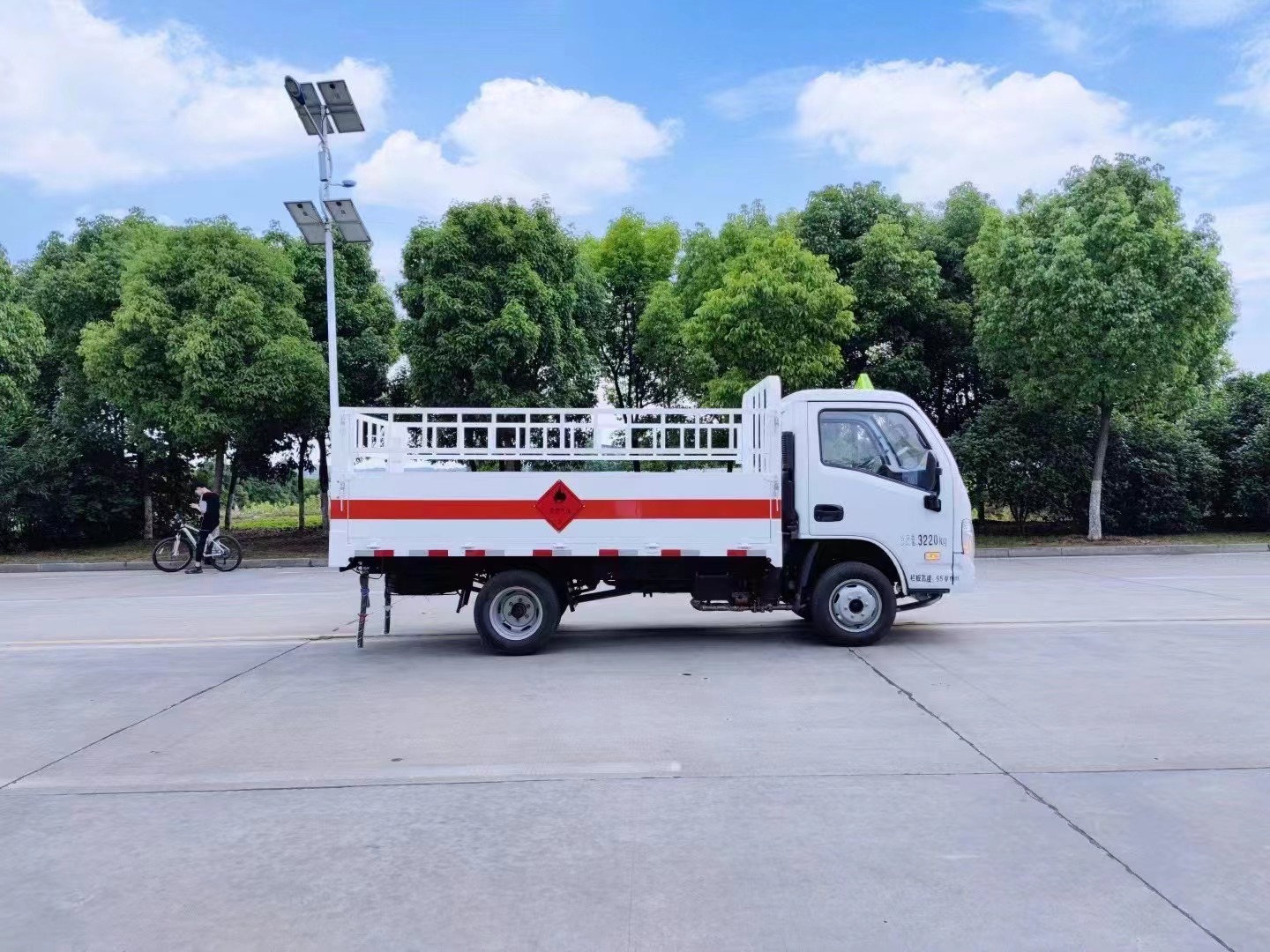 Yuejin Blue brand gas cylinder transport vehicle dangerous goods van oxygen liquefied gas Industrial gas distribution vehicle