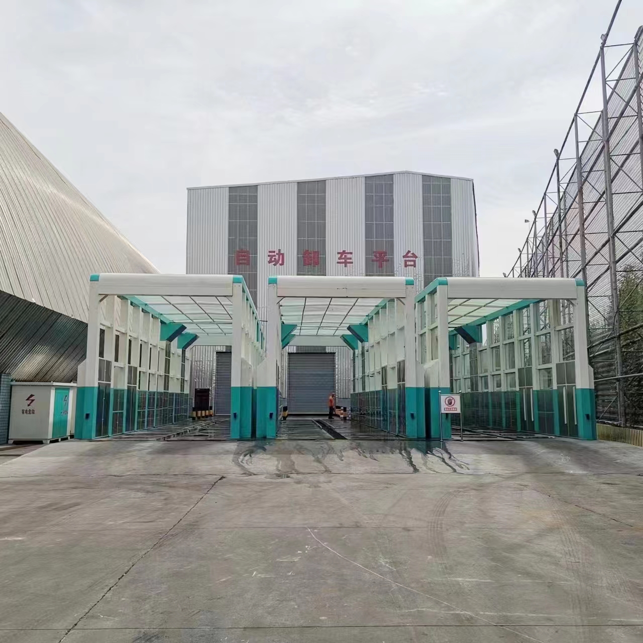 The construction vehicle of the fixed gantry car washing machine in the concrete mixing plant is cleaned thoroughly