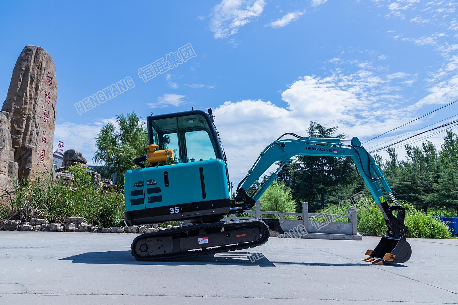 Multifunctional excavator can be used to excavate pipeline trenches in orchards and greenhouses, and various auxiliary tools can be replaced