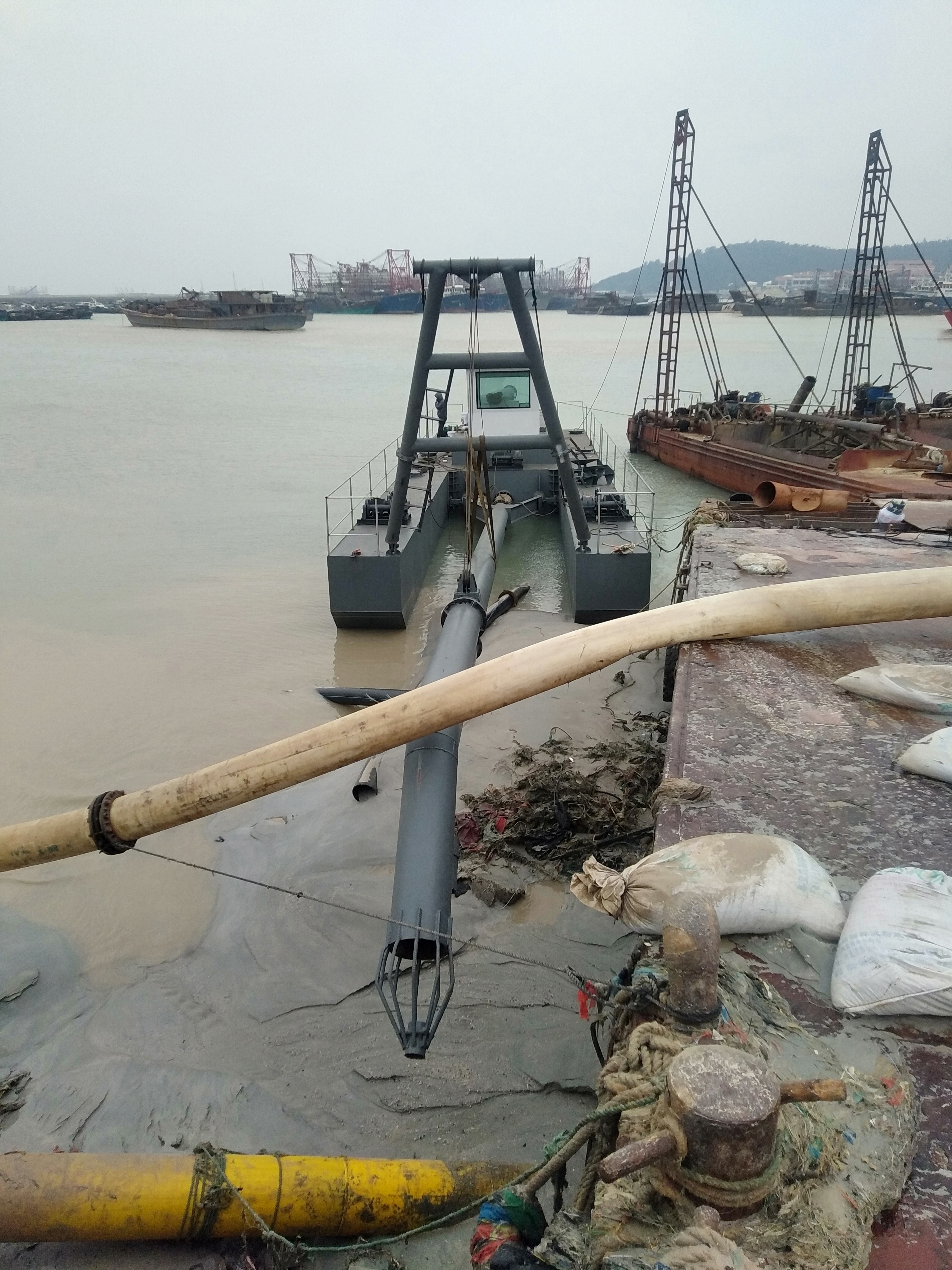 Suspended pipe jetting suction sand dredger for sand excavation and dredging in river channels, with high production efficiency, high cost, economy, and low oil consumption per square meter