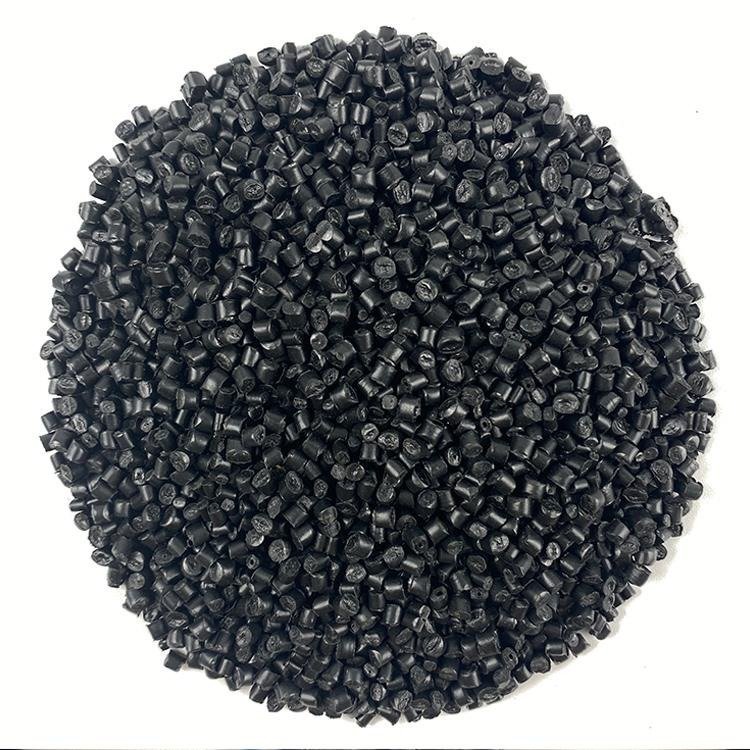 PP recycled material black particle flame retardant PP masterbatch high hardness plastic paper factory recycled plastic fruit basket production