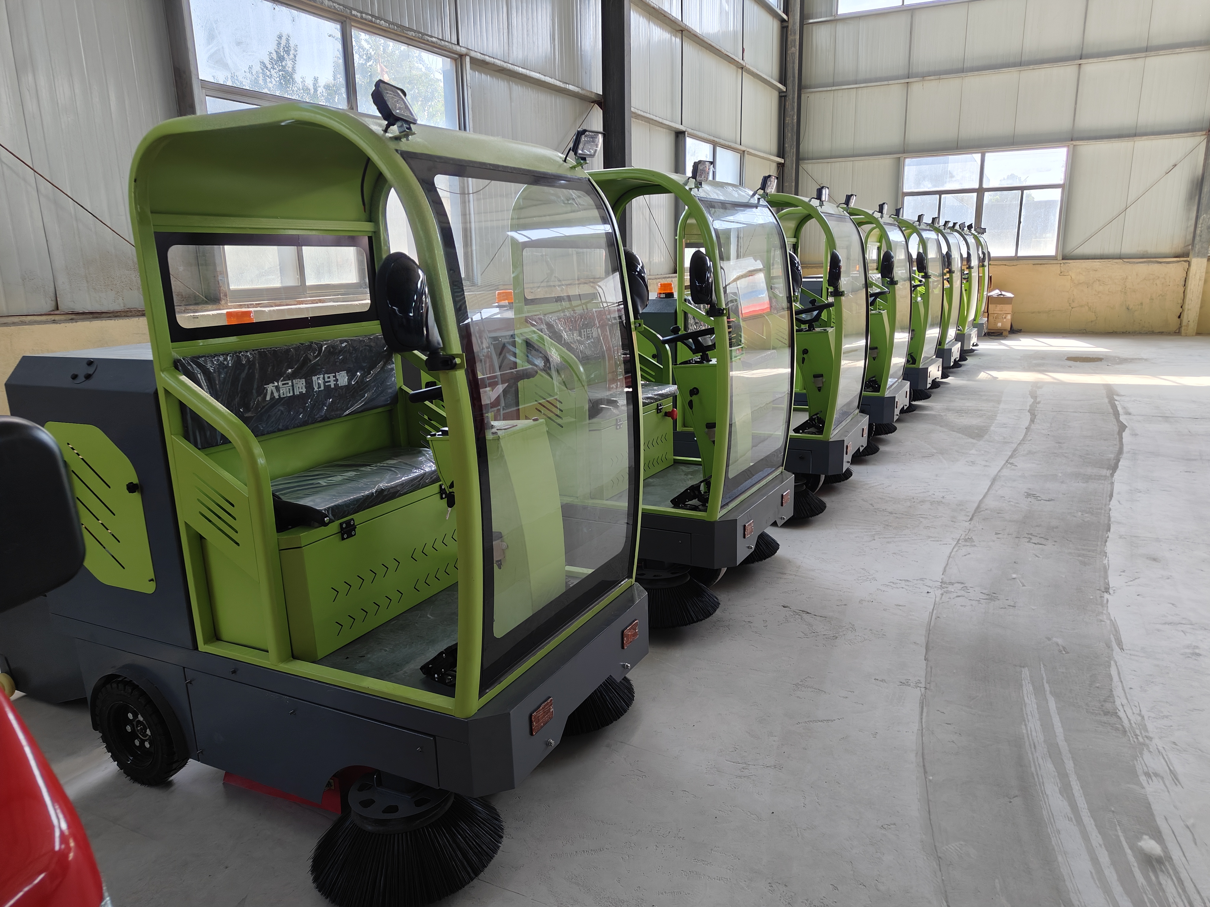 Electric small sweeper road sanitation vacuum sweeper road surface sweeper sweeping width 1350