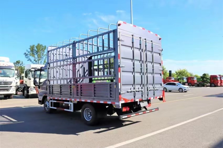 The inner diameter of the box of the 4-meter-2 high rail truck of the Heavy Duty Truck Haowo is 2.45 meters, and the 8-speed high and low speed of the Fast is 8 gears