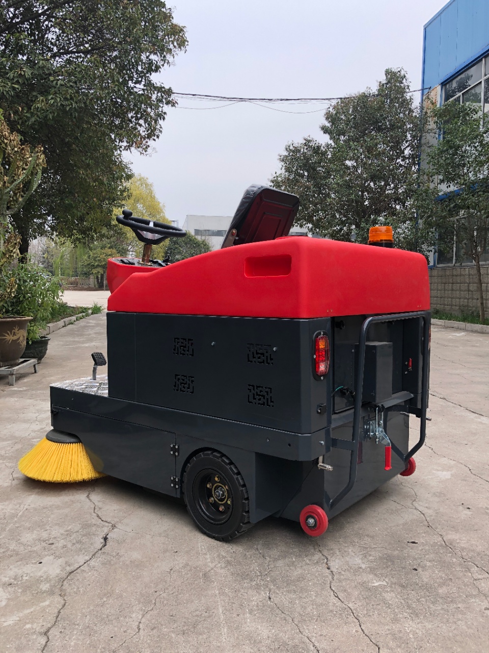 The 1450 type sweeping machine can be optionally equipped with a roof and semi enclosed sweeping vehicle. The manufacturer has a professional after-sales warranty of one year