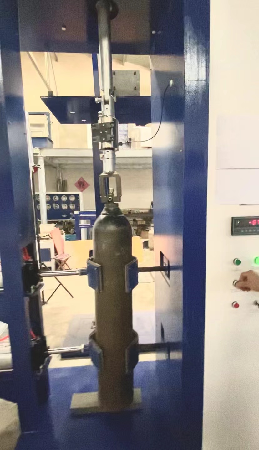 Gas cylinder valve loading and unloading machine with torque meter, supporting equipment for fire cylinder inspection line