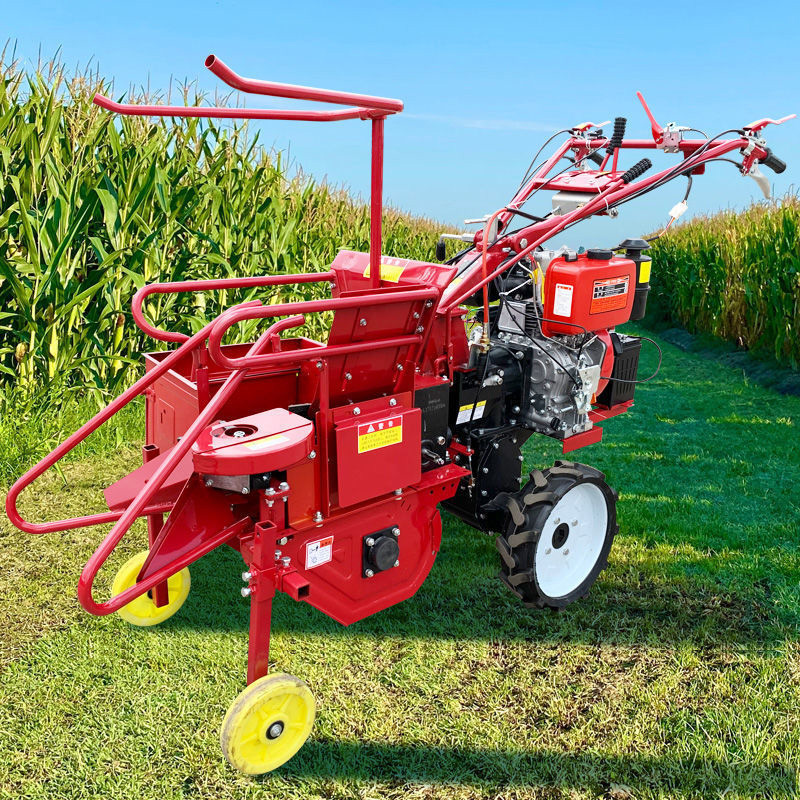 The fully automatic self-propelled corn straw harvester is easy to operate