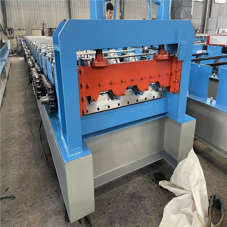 Spot production of 1025 floor bearing plate equipment, fully automatic hydraulic color steel tile pressing machine, manufactured by Longxing