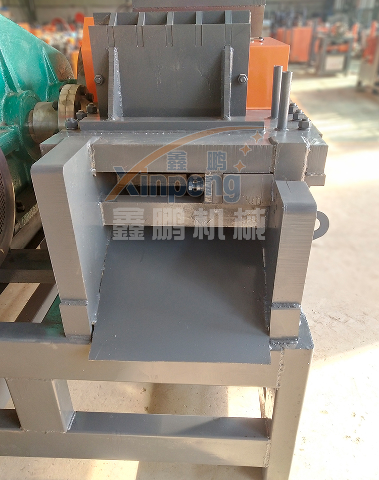 The structure of the fast steel bar granulator and rolling shear machine is novel, time-saving, labor-saving, and has a high utilization rate of the site