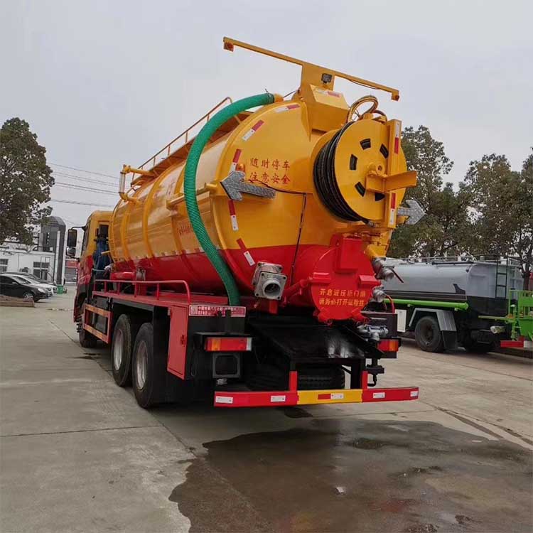 Wanglongwei brand WLW5250GQWD Dongfeng rear double axle 290 horsepower National VI cleaning and suction vehicle factory price supply