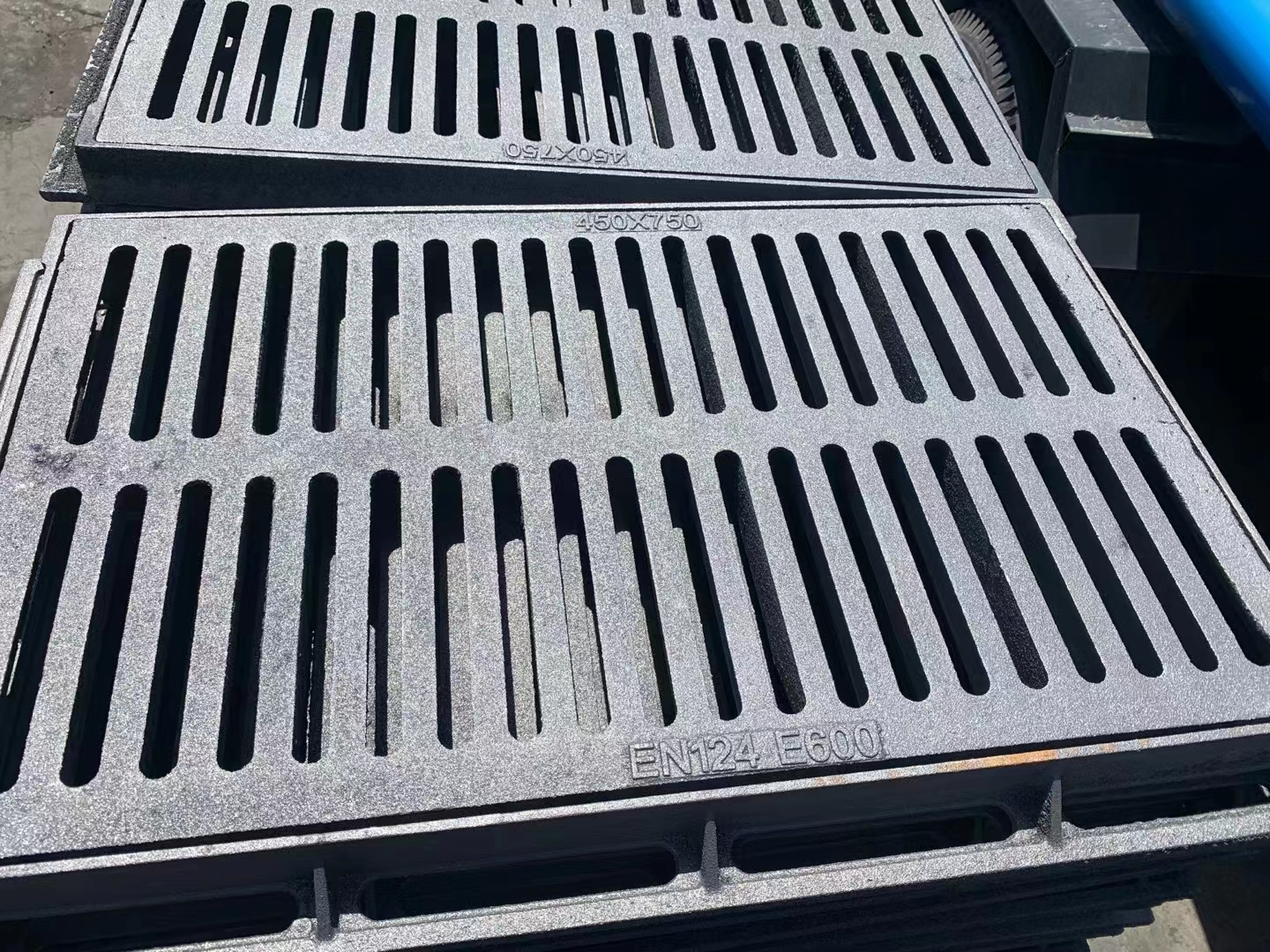 Yukun Road Ball Mill Cast Iron Rainwater Grate 50 * 750 Cover Plate for Underground Garage Directly Issued by Manufacturer