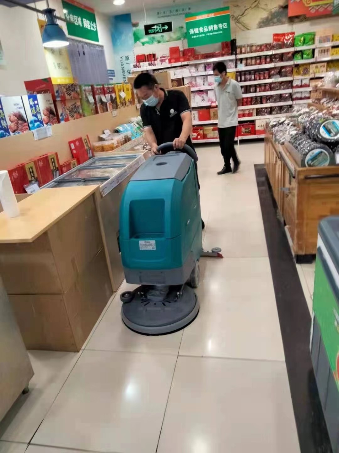 Property fully automatic floor scrubber, community garage, dedicated factory workshop, using technology to clean and create a beautiful environment