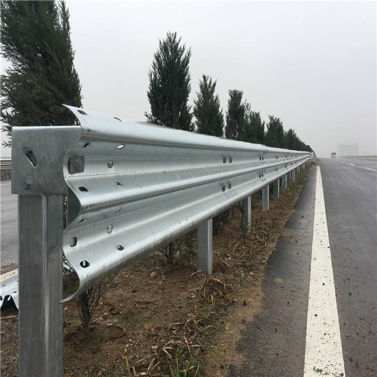乡村公路波形护栏生产厂家 双波三波镀锌护栏板道路防撞隔离栏现货