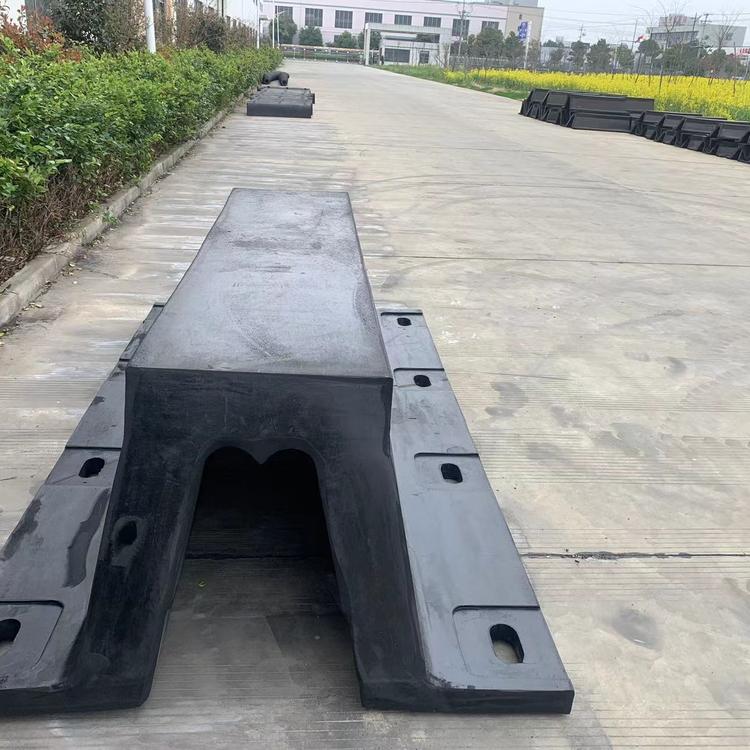 Pier anti-collision rubber fender DA400 * 1800+2200 solid rubber fender wharf protection facilities