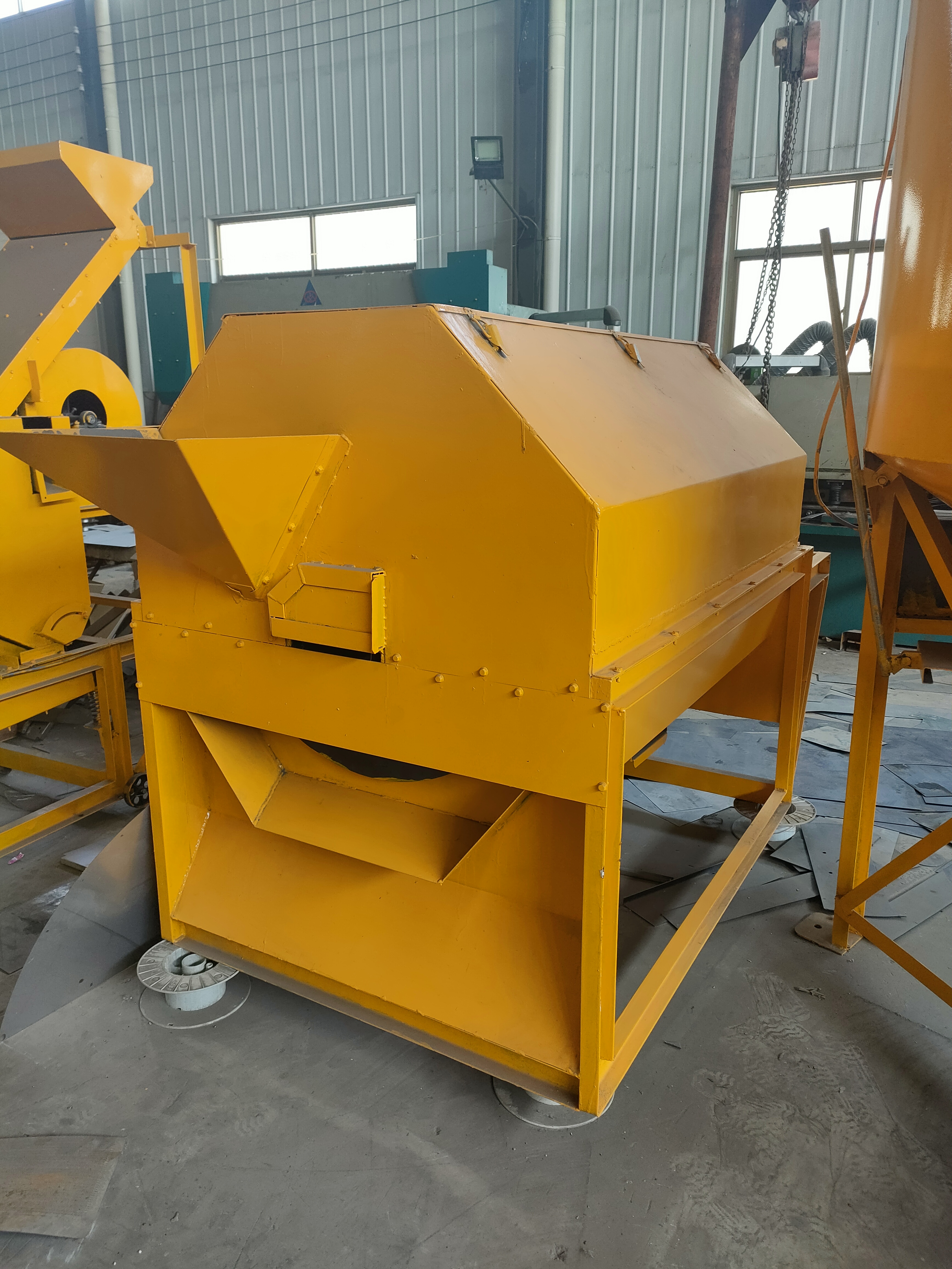 Yixiaotong Machinery fully enclosed medium-sized pigeon grain polishing machine feed mixer product support customization